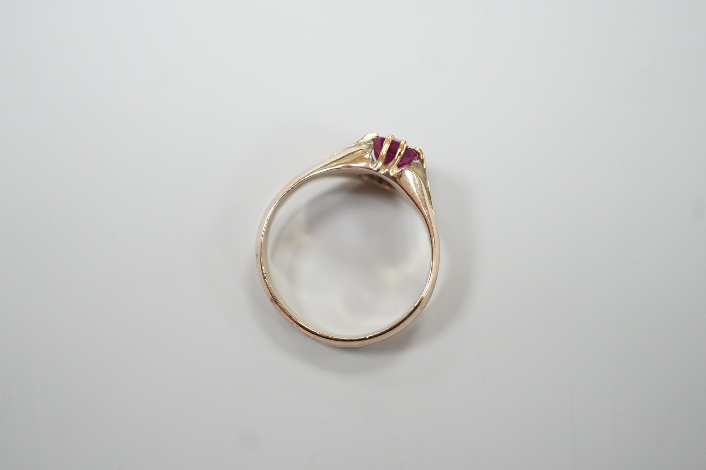 A yellow metal and claw set solitaire oval cut ruby/pink sapphire? ring, size L, gross weight 3.3 grams